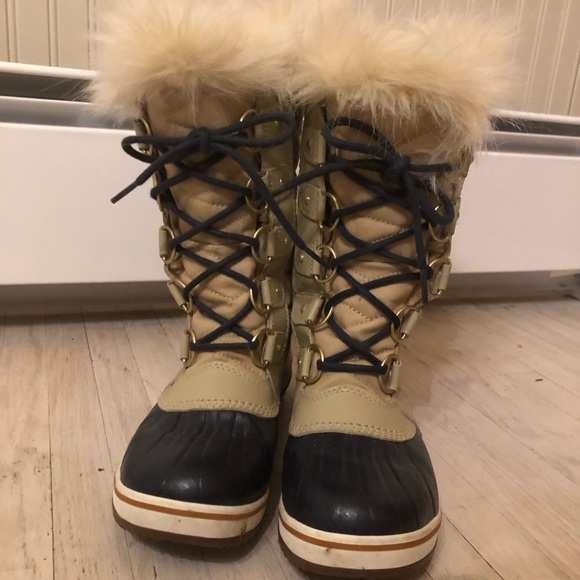 Sorel Shoes - Sorel Faux Fur Lined Snow Boots size 6.5